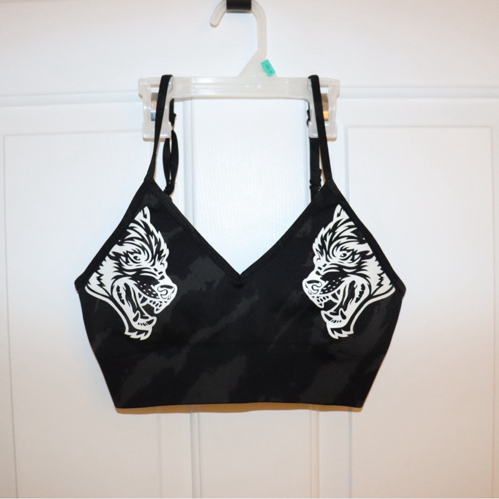 Darc Sport She Wolves Sports Bra. EUC. size Medium. Removable pads.